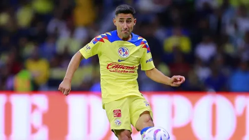 CIUDAD DE MEXICO, MEXICO – NOVIEMBRE 4: Luis Fernando Fuentes del America conduce el balon durante el juego de la jornada 16 del Torneo Apertura 2023 de la Liga BBVA MX en el Estadio Azteca el 4 de Noviembre de 2023 en Ciudad de Mexico, Mexico. (Foto: Mauricio Salas/JAM MEDIA)