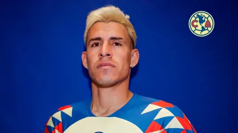 Chicote Calderón ya posó con los colores del campeón.