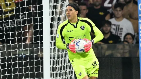 Guillermo Ochoa ha sido suplente con Salernitana.