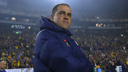 André Jardine bloquea la salida de Chava Reyes.