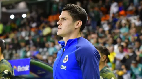 Israel Reyes sorprende como lateral derecho.