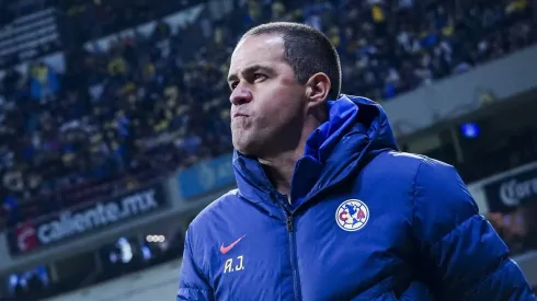 André Jardine piensa en qué hacer con la lateral derecha.