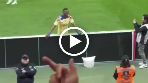 El descalificador acto racista de la afición de Chivas en contra de Julián Quiñones