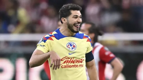 Henry Martín celebrando su gol a Chivas.