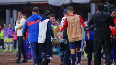 Israel Reyes tuvo que dejar el campo por un corte en la rodilla por el cual lo operaron.