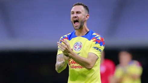 Layún recibió fuertes mensajes en su celular con amenazas incluidas.