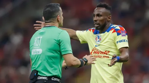 Julián Quiñones no brilló en el Clásico Nacional.