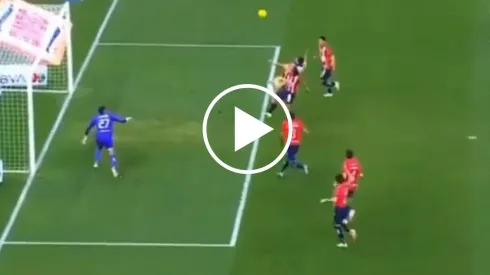 Henry Martín fue derribado sin balón dentro del área y no se marcó penalti.