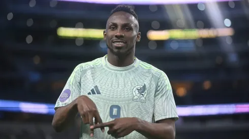 Julián Quiñones festejó su primer gol con la Selección Mexicana.