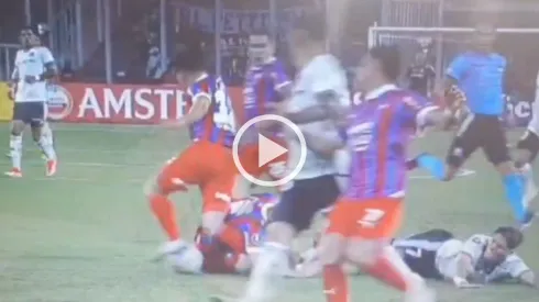 Valdez tuvo que salir de emergencia del encuentro.