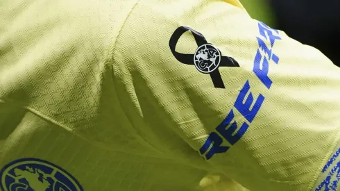 América Femenil lleva un moño negro.