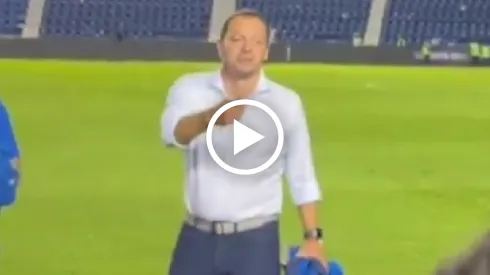 Santiago Baños explotó en contra del arbitraje tras el penal no marcado a Henry Martín