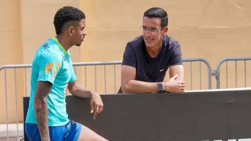 El auxiliar del América estuvo atento al entrenamiento.