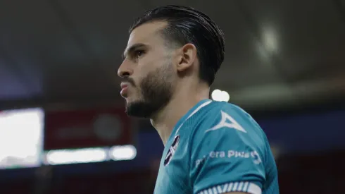 El poeta Benedetti estará fuera lo que resta del año.