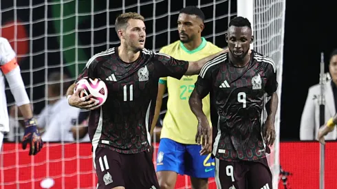 Santiago Giménez y Julián Quiñones celebran el gol de México ante Brasil.