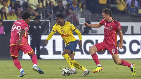 Dilrosun tuvo que salir de cambio ante St. Louis City.