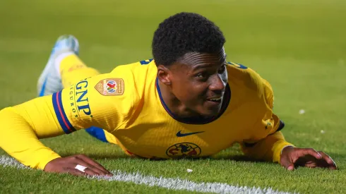 Javairo Dilrosun se retiró con molestias musculares