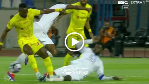 Julián Quiñones fue expulsado en Arabia por esta dura entrada