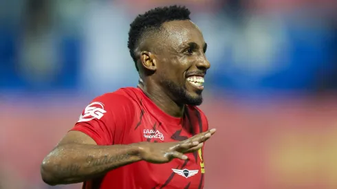 Julián Quiñones sufrió una entrada muy dura.