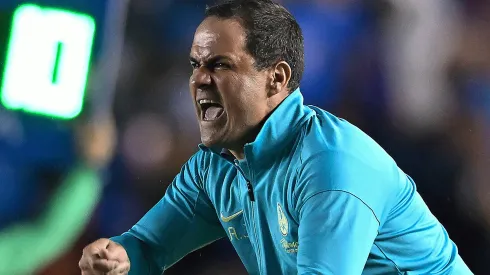 André Jardine se arriesga con su once inicial.