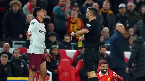 Edson Álvarez fue expulsado del partido ante Liverpool