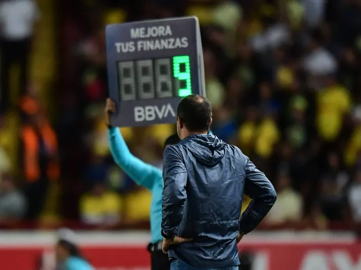 Ex árbitro explica los minutos que agregan en los partidos del América