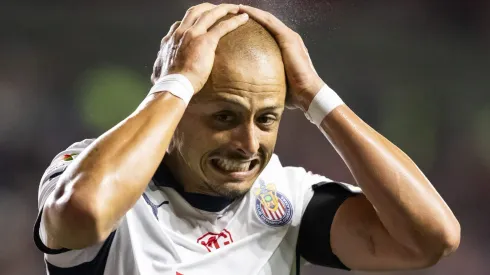 Chicharito Hernández es destruido por Carlos Hermosillo.