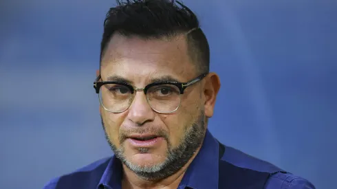 Afirman que el Turco Mohamed buscaría dirigir a Chivas tras la salida de Fernando Gago.