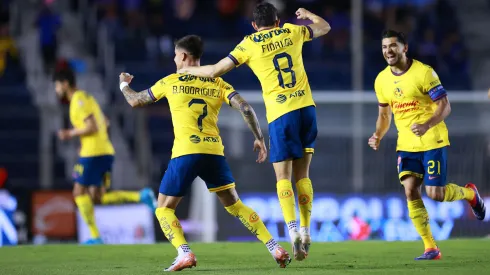 Brian Rodríguez, Álvaro Fidalgo y Henry Martín festejan el gol de América contra Cruz Azul.