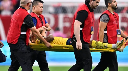 Rodrigo Aguirre luce una protección en la cabeza.