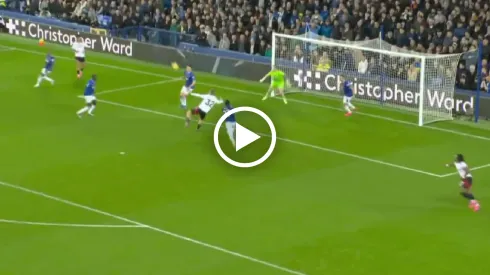 Raúl Jiménez regaló dos asistencias en cuestión de segundos y fallaron de manera garrafal