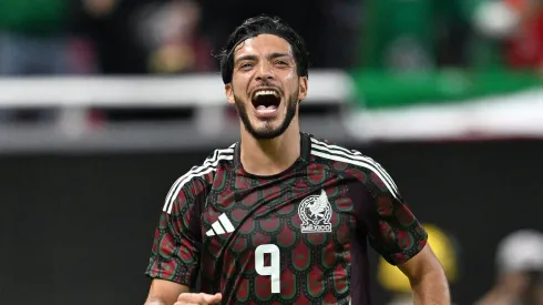 Raúl Jiménez viene de convertir un golazo con el Tri