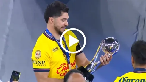 La emotiva forma en que Henry Martín cargó al trofeo como un bebé