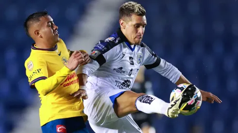 Erick Sánchez y Kevin Escamilla disputan el balón en el partido más reciente entre Querétaro y América.