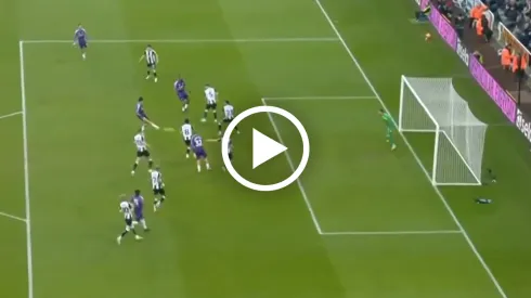 Raúl Jiménez se luce con gran definición y marca ante Newcastle