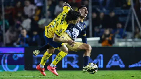 Alejandro Zendejas y Piero Quispe disputan el balón.