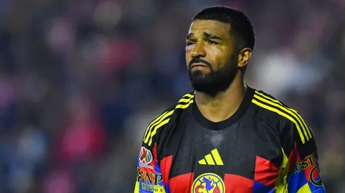 Rodrigo Aguirre sufrió un fuerte golpe en el rostro