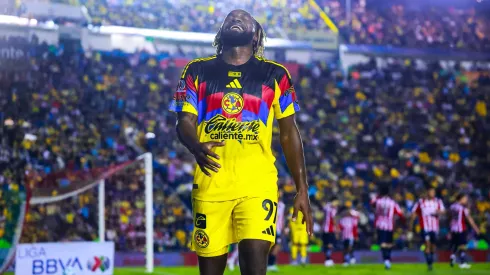 Allan Saint-Maximin en el partido que enfrentó contra Chivas en el Estadio Ciudad de los Deportes.