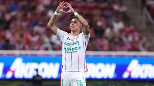 Cristian Calderón celebrando un gol en contra de Chivas. (Getty Images)