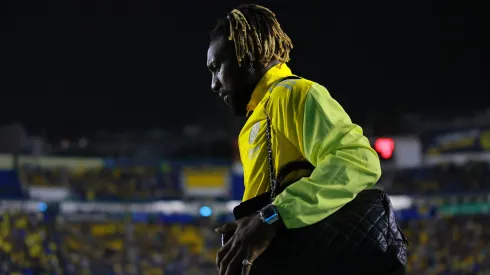 Allan Saint-Maximin abandonando el Estadio Ciudad de los Deportes, tras salir lesionado en el partido contra Santos Laguna.