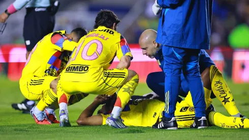 José Zúñiga lesionado en el partido del Club América vs Santos Laguna.
