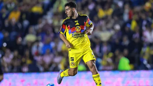 Sebastián Cáceres jugando un partido con el Club América en la Liga MX.