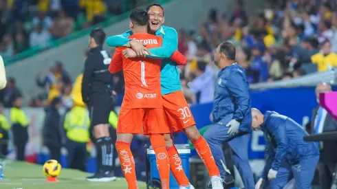 Rodolfo Cotra y Luis Ángel Malagón, celebrando un gol del Club América.