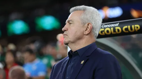 Javier Aguirre dirigiendo un partido de la Selección Mexicana en la Copa Oro 2025.