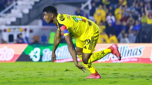 José Zúñiga jugando un partido de la Liga MX con el Club América.