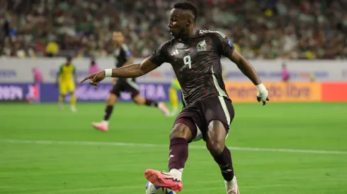 Julián Quiñones jugando un partido con la Selección Mexicana.