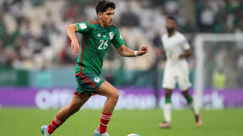 Kevin Álvarez disputando un partido con la Selección Mexicana en el Mundial de Qatar 2022.
