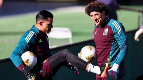 Luis Ángel Malagón y Guillermo Ochoa, en una concentración de la Selección Mexicana.