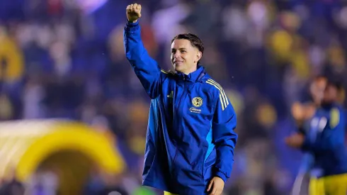Álvaro Fidalgo saludando a la afición del Club América en el Estadio Ciudad de los Deportes.