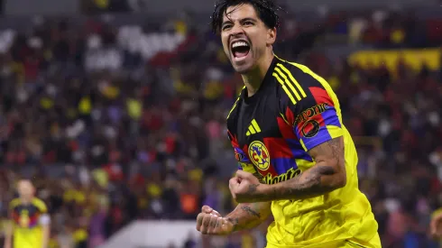 Víctor Dávila celebrando un gol con el Club América en la Liga MX.